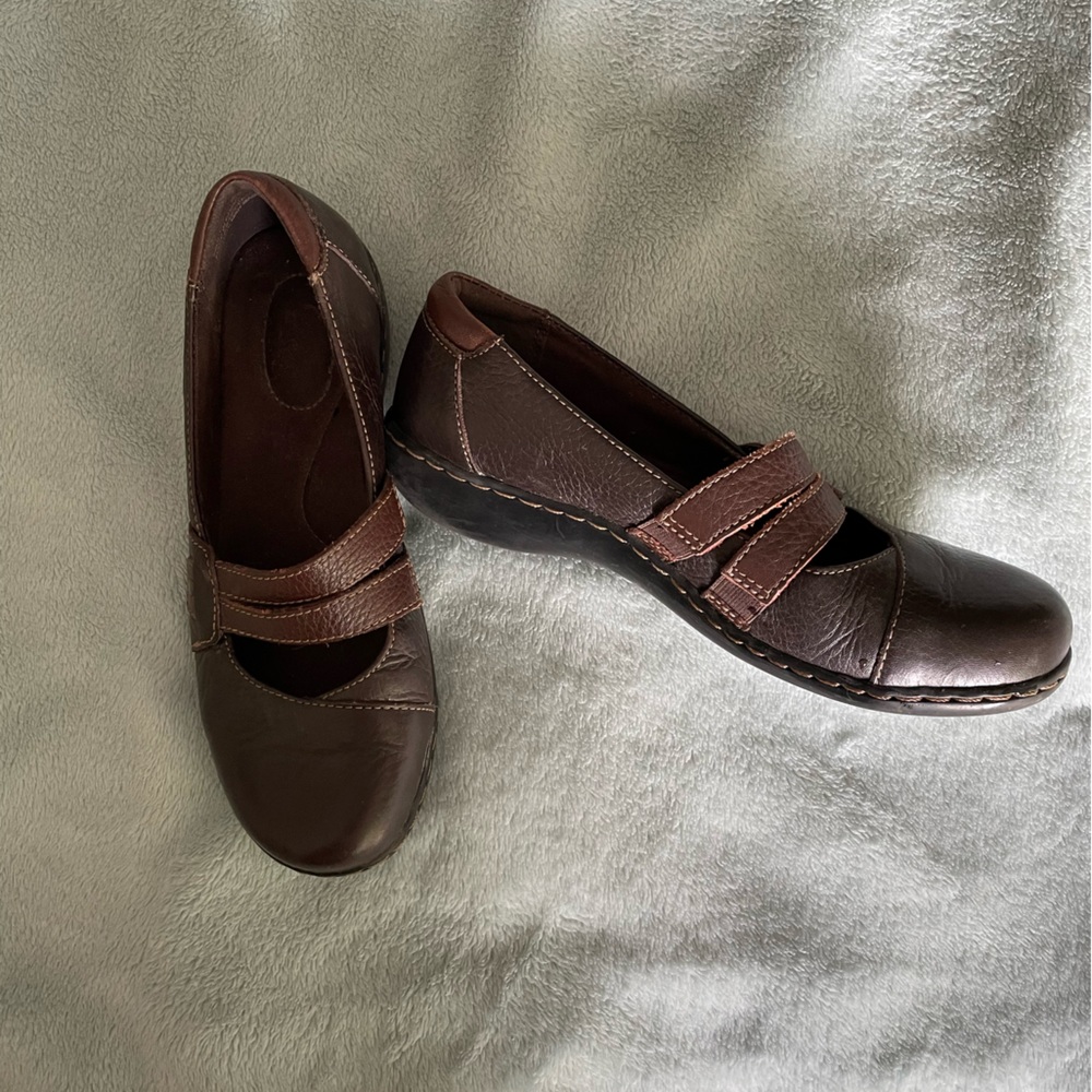 Clarks Collection. 7M, Brown with hint of burgundy.